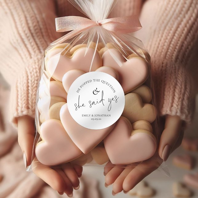 Sticker Rond Il A Posé La Question Qu'Elle A Dit Oui (Créateur téléchargé)