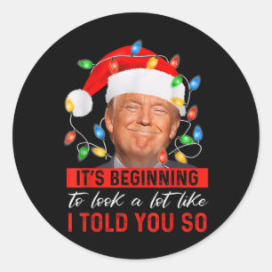 Sticker Rond Il Commence À Ressembler Beaucoup À Un Trump Drôle