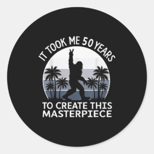 Sticker Rond Il m'a fallu 50 ans chef-d'œuvre Bigfoot Sasquatch