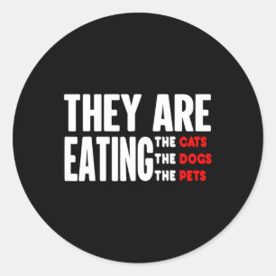 Sticker Rond Ils mangent les chiens - ils mangent les chats