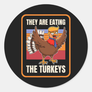 Sticker Rond Ils mangent les dindes de Thanksgiving politique