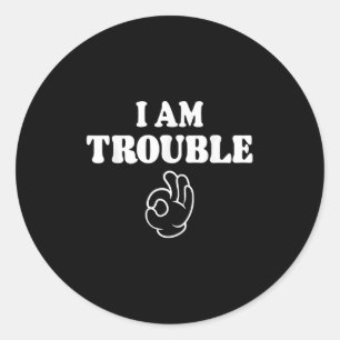 Sticker Rond Im Trouble Drôle Correspondant Couples Tenue Pour