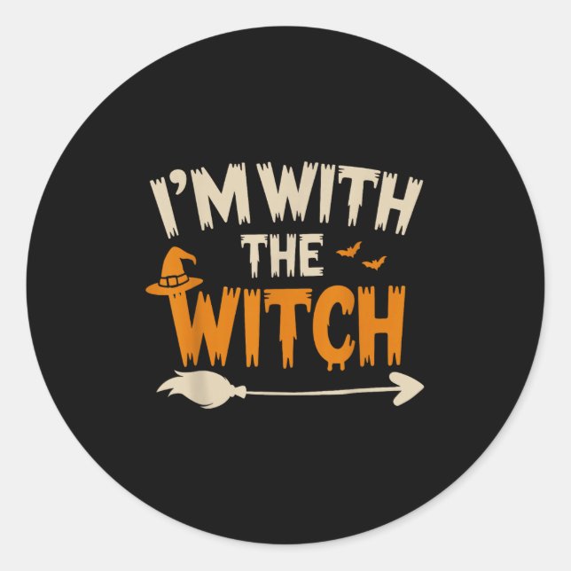 Sticker Rond I'm With The Witch Funny Husband Halloween Costume (Devant)