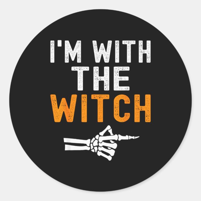 Sticker Rond I'm With The Witch Funny Skeleton Halloween Matchi (Devant)
