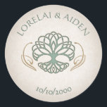 Sticker Rond Imaginaire médiéval Celtic Mariage<br><div class="desc">Ces invitations sont ici pour des fêtes. Les pièces de coordination de cette suite de faire-part de mariage d'imaginaire sont dotées d'arbres gracieux de style celtique ou elfe, avec des détails de fausse feuille et du texte céleste sur parchemin. Parfait pour votre anniversaire de mariage ou de joueur de haut...</div>