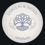 Sticker Rond Imaginaire médiéval Celtic Mariage<br><div class="desc">Ces invitations sont ici pour des fêtes. Les pièces de coordination de cette suite de faire-part de mariage d'imaginaire sont dotées d'arbres gracieux de style celtique ou elfe, avec des détails de fausse feuille et du texte céleste sur parchemin. Parfait pour votre anniversaire de mariage ou de joueur de haut...</div>
