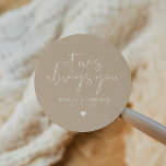 Sticker Rond INDIE Moderne Bohème Terre Beige Mariage Favoriser<br><div class="desc">Cet autocollant présente une police manuscrite pointue et un design minimaliste moderne avec l'expression "It was you",  avec une combinaison de beige bohème et de couleur blanche. Modifiez facilement les noms et la date de l'autocollant et modifiez toutes les couleurs en cliquant sur 'cliquer pour customiser plus loin'.</div>