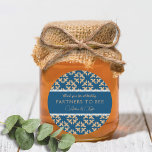 Sticker Rond Indigo & Honeycomb Golden Bee Wedding shower<br><div class="desc">Coordonnez parfaitement votre thème Partenaires à Bee indigo et nid d'abeille avec ces stickers de thème d'abeille moderne préférez. N’oubliez pas de consulter la collection Indigo & Honeycomb Partners to Bee Shower d’EmmyINK pour mieux coordonner la décoration et les stationnements personnalisés !</div>