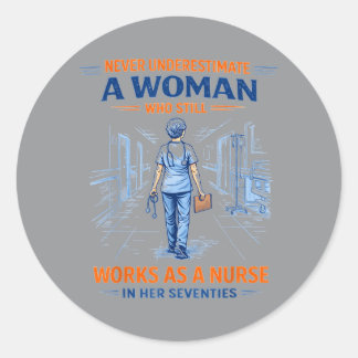 Sticker Rond Infirmière N'unterestimez Jamais Une Femme Dan