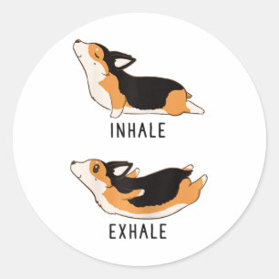 Sticker Rond Inhale Exhale Yoga Corgi Tricolore