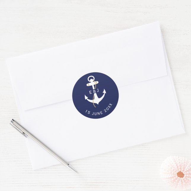 Sticker Rond Initiales de mariage nautique d'ancre élégante (Enveloppe)
