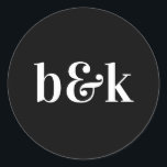 Sticker Rond Initiales minimalistes Monogrammes Mariage noir bl<br><div class="desc">Design mariage moderne, minimaliste, minimaliste avec de grandes lettres en gras dans la couleur de ton : noir blanc (couleur, police, texte, taille peuvent être changés). Avec les monogrammes de date et mariée et mariée, monogrammé (initiales). Stickers / sceaux pour enveloppes faire-part de mariage. Parfait pour ce jeune couple pour...</div>
