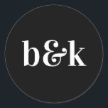 Sticker Rond Initiales minimalistes Monogrammes Mariage noir bl<br><div class="desc">Design mariage moderne, minimaliste, minimaliste avec de grandes lettres en gras dans la couleur de ton : noir blanc (couleur, police, texte, taille peuvent être changés). Avec les monogrammes de date et mariée et mariée, monogrammé (initiales). Stickers / sceaux pour enveloppes faire-part de mariage. Parfait pour ce jeune couple pour...</div>