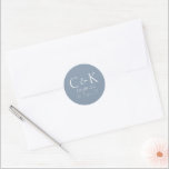 Sticker Rond Initiales Monogrammes Mariage bleu poussiéreux<br><div class="desc">Ces étiquettes autocollants de mariage personnalisés ont un design simple et moderne. Deux exemples d'initiales de monogramme sont représentés au centre,  suivis d'une date et d'un emplacement mariages. L'arrière - plan est décorée dans un style élégant et sophistiqué,  dans des tons bleus poussiéreux.</div>