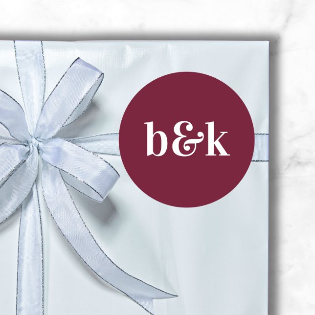 Sticker Rond Initiales monogrammes minimalistes Mariage rouge B (Minimalist Monogram Initials Burgundy Red Wedding Classic Round Sticker)