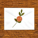 Sticker Rond Initiales simples et élégantes brûlées mariage ora<br><div class="desc">Initiales simples et élégantes brûlé orange et blanc enveloppe mariage sceau collant rond. Il affiche vos initiales dans une police de script sur orange. Il fait partie de notre suite mariage "Orange flowers". Vous pouvez modifier la couleur arrière - plan pour répondre à vos besoins.</div>