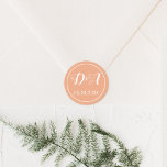 Sticker Rond Initiales simples et élégantes mariage de pêche<br><div class="desc">Simples et élégants initiales pêche mariage enveloppe ronde autocollant de sceau. Il coordonne avec notre suite mariage "Peach watercolor cactus flowers".</div>