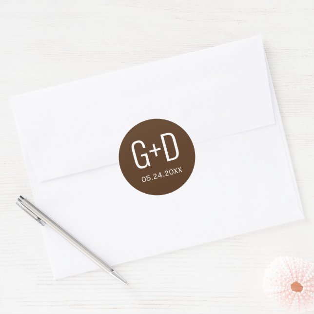Sticker Rond Initiales simples et élégantes mariage marron (Enveloppe)