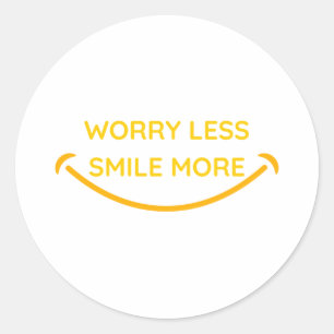 Sticker Rond Inquiète moins, sourire plus design de texte jaune