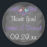 Sticker Rond Inséparables de Whimsical sur Chalkboard Mariage S<br><div class="desc">Ce 1, 5" rond en forme de fun et de la craie fantaisie LOOK mariage faveur grâce à l'autocollant ou enveloppe sceau a une paire d'oiseaux de l'amour dans les tons rose et orange et bleu et vert avec un coeur rose chaud entre eux. Il y a un parchemin de...</div>
