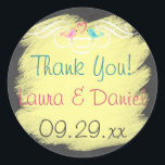 Sticker Rond Inséparables de Whimsical sur Chalkboard Mariage S<br><div class="desc">Ce tableau à craie gris et blanc de forme ronde de 1, 5 po, romantique et lunatique LOOK mariage grâce à l'autocollant ou l'autocollant à buffet de bonbons a une paire d'oiseaux d'amour sur elle dans les tons rose et orange et bleu et vert avec un coeur rose chaud entre...</div>