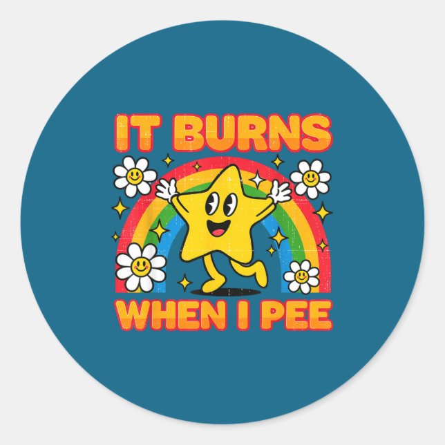 Sticker Rond It Burns When I Pee Y2k Ironic Sarcastic Saying Em (Devant)