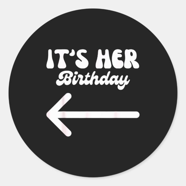 Sticker Rond Its Her Birthday (arrow Pointing) Humor Saying Fun (Devant)