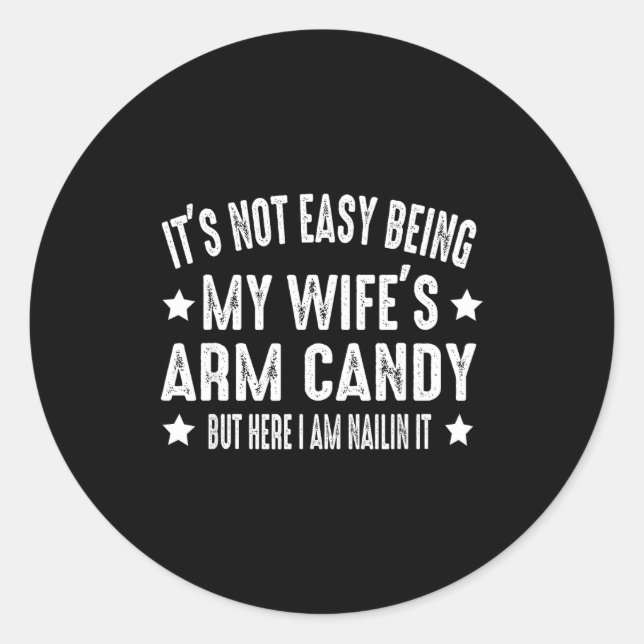 Sticker Rond It's Not Easy Being My Wife's Arm Candy But Here I (Devant)