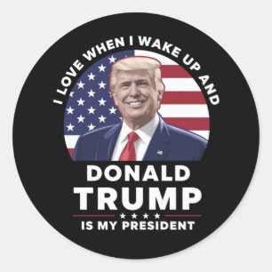 Sticker Rond J'adore quand je me réveille et que Donald Trump e