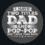 Sticker Rond J'ai deux titres Papa et Pop-Pop<br><div class="desc">J'ai deux titres Papa et Pop-Pop et je les Rock les deux Funny Crew Graphic design Cadeau Classic Round Stickers Collection classique.</div>