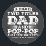 Sticker Rond J'ai deux titres Papa et Pop-Pop<br><div class="desc">J'ai deux titres Papa et Pop-Pop et je les Rock les deux Funny Crew Graphic design Cadeau Classic Round Stickers Collection classique.</div>