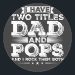 Sticker Rond J'ai deux titres Papa et Pops<br><div class="desc">J'ai deux titres Papa et Pops et je les Rock les deux Funny Crew Graphic design Cadeau Classic Stickers Classic Classic Collection Classique.</div>