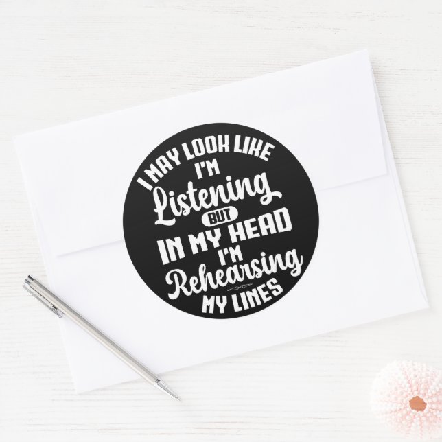 Sticker Rond J'ai peut-être l'air d'écouter, mais dans ma tête  (Enveloppe)