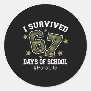 Sticker Rond J'ai survécu 67 jours de camouflage scolaire 6 7 M
