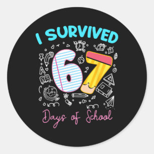 Sticker Rond J'ai survécu 67 jours d'école drôle 6 7 mème ensei