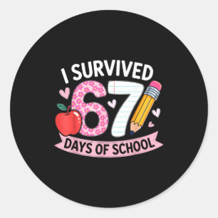 Sticker Rond J'ai survécu 67 jours d'école drôle mème étudiant