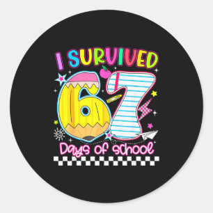 Sticker Rond J'ai survécu 67 jours d'école drôle mème garçon fi
