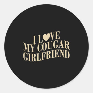 Sticker Rond J'aime ma petite amie couguar drôle petit ami homm