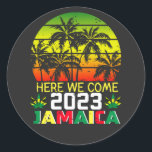 Sticker Rond Jamaïque 2023 Nous voici<br><div class="desc">Jamaïque 2023 Ici Nous Venons Matching Famille Dream Vacation Cadeau Classic Round Sticker Classic Collection.</div>