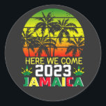 Sticker Rond Jamaïque 2023 Nous voici<br><div class="desc">Jamaïque 2023 Ici Nous Venons Matching Famille Dream Vacation Cadeau Classic Round Sticker Classic Collection.</div>