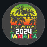 Sticker Rond Jamaïque 2024 Nous voici<br><div class="desc">Jamaïque 2024 Ici Nous Venons Matching Famille Dream Vacation Cadeau Classic Round Sticker Classic Collection.</div>