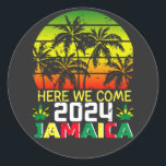 Sticker Rond Jamaïque 2024 Nous voici<br><div class="desc">Jamaïque 2024 Ici Nous Venons Matching Famille Dream Vacation Cadeau Classic Round Sticker Classic Collection.</div>