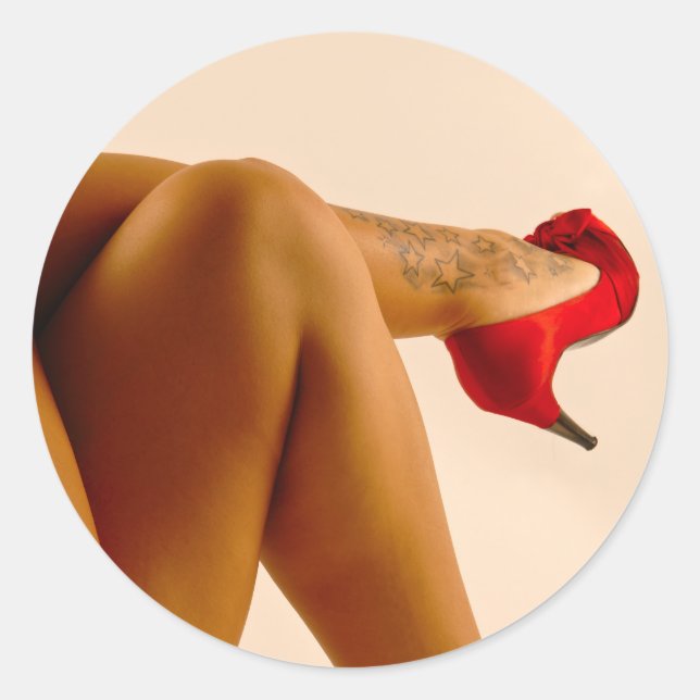 Sticker Rond Jambes nues croisées de la femme avec talons rouge (Devant)