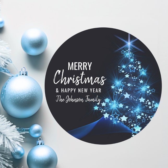 Sticker Rond JAUNE BLEUE BLEUE Personnalisée ARBRE DE NOËL (Personalized BLUE White MERRY CHRISTMAS Tree Classic Round Sticker)