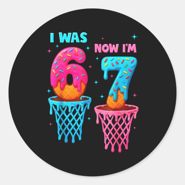 Sticker Rond J'avais 6 ans maintenant j'ai 7 ans drôle 67 mème  (Devant)