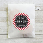 Sticker Rond Je fais BBQ Red En vichy mariage personnalisé<br><div class="desc">Les autocollants BBQ "I Do" personnalisés peuvent être personnalisés avec les prénoms de la mariée et du marié. Caractéristiques de style rustique texte encadré en noir avec un motif arrière - plan plaid rouge et blanc en vichy qui est parfait pour un événement d'été décontracté. jardin.</div>