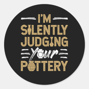 Sticker Rond Je juge silencieusement votre poterie drôle cérami