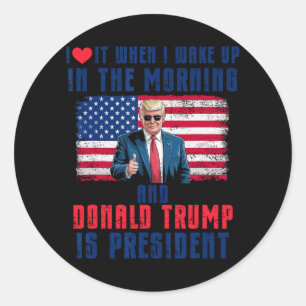Sticker Rond Je L'Aime Quand Je Me Réveille Et Trump Est Le Pré