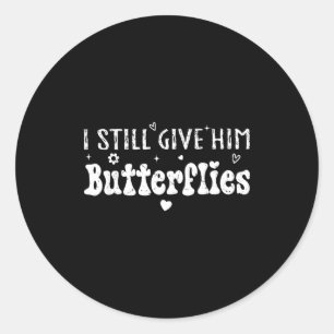 Sticker Rond Je lui donne toujours des papillons, elle veut dir