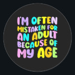 Sticker Rond Je Me Trompe Souvent Pour Un Adulte À Cause De Mon<br><div class="desc">Je Me Trompe Souvent Pour Un Adulte À Cause De Mon Âge Drôle</div>